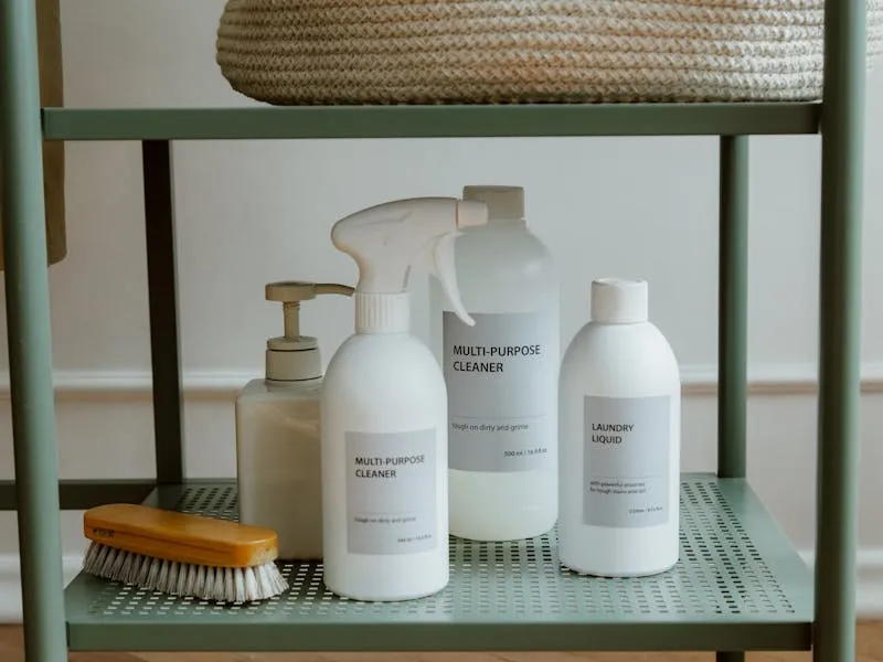 Productos de limpieza profesional en estante