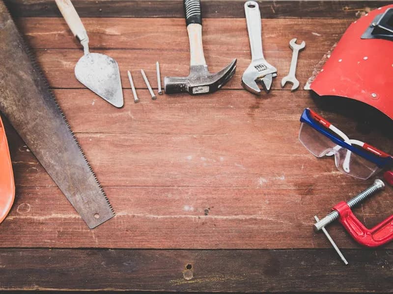 Herramientas manuales para mantenimiento industrial sobre superficie de madera