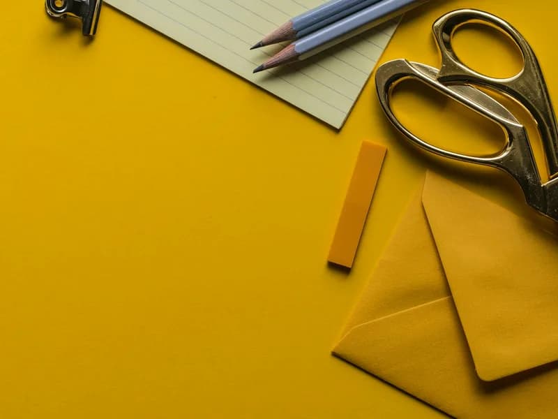 Bloc de notas, lápices, tijeras y sobre — suministros y artículos de oficina